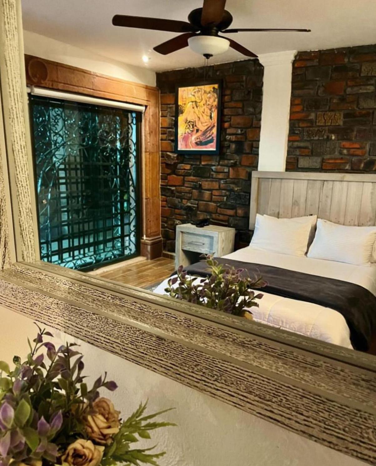 Casa Carmona 33 Hotel เกเรตาโร ภายนอก รูปภาพ